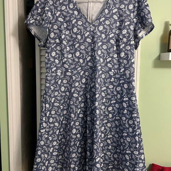 Dresses & Skirts - Floral Blue and White Dress